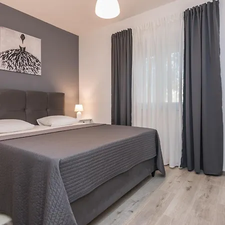 Star - Free Private Parking