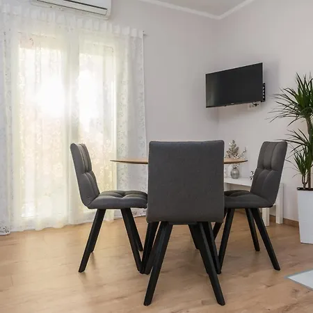 Star - Free Private Parking *