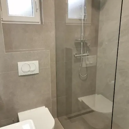 Star - Free Private Parking Appartement