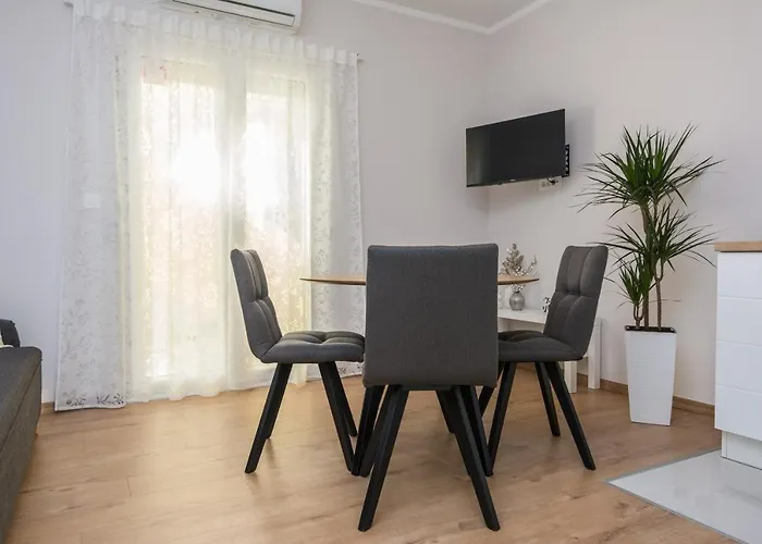 Star - Free Private Parking *