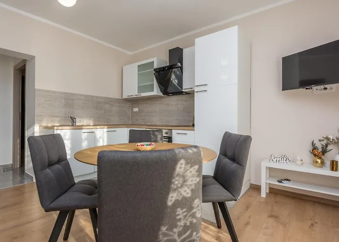 Star - Free Private Parking *