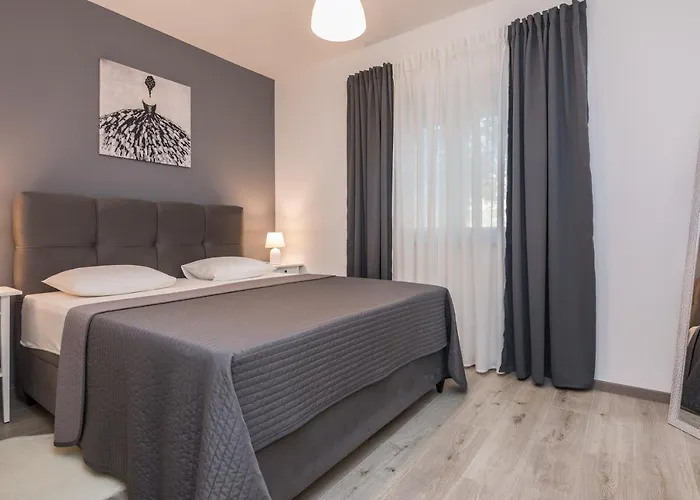 Star - Free Private Parking